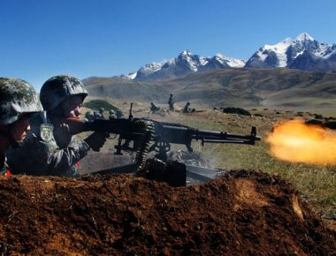 Η Κίνα απαντά στην Ινδία με φράγμα πυρός στα Ιμαλάϊα: «Αποχωρήστε αμέσως από τα εδάφη μας»